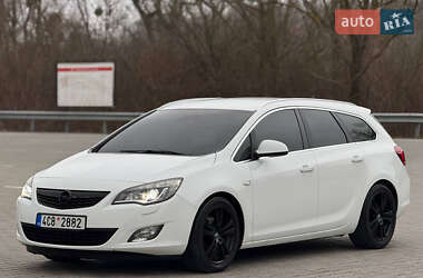 Універсал Opel Astra 2013 в Чернівцях