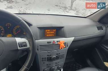 Хэтчбек Opel Astra 2012 в 