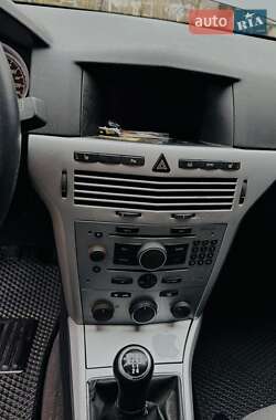 Хэтчбек Opel Astra 2012 в 