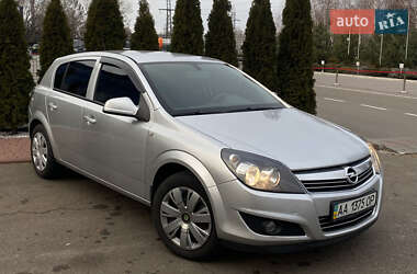 Хэтчбек Opel Astra 2014 в Киеве