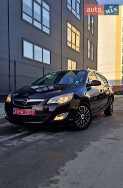 Універсал Opel Astra 2012 в Золочеві