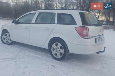 Универсал Opel Astra 2011 в Хороле