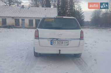 Универсал Opel Astra 2011 в Хороле