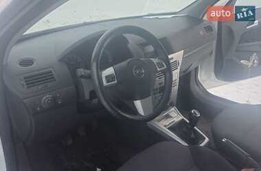 Универсал Opel Astra 2011 в Хороле