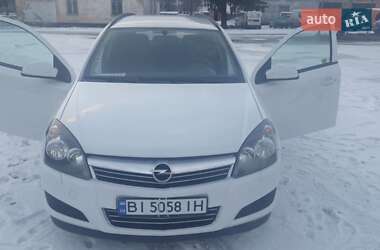 Универсал Opel Astra 2011 в Хороле