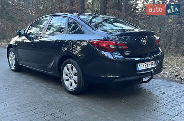 Седан Opel Astra 2014 в Львові