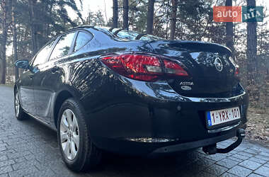 Седан Opel Astra 2014 в Львові