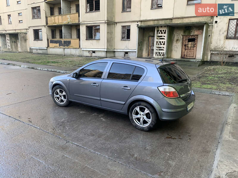 Хэтчбек Opel Astra 2005 в Долинской