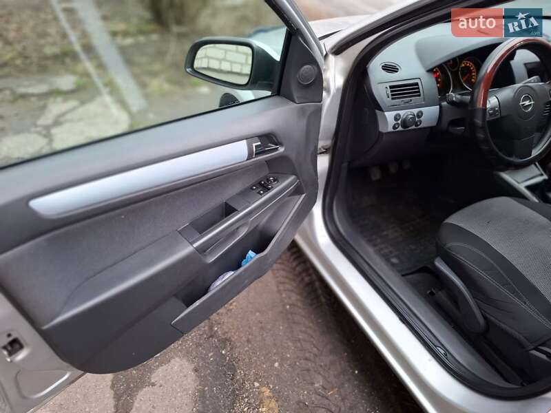 Хэтчбек Opel Astra 2005 в Синельниково