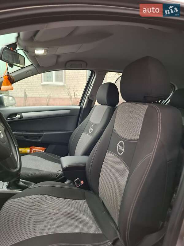 Хэтчбек Opel Astra 2005 в Синельниково