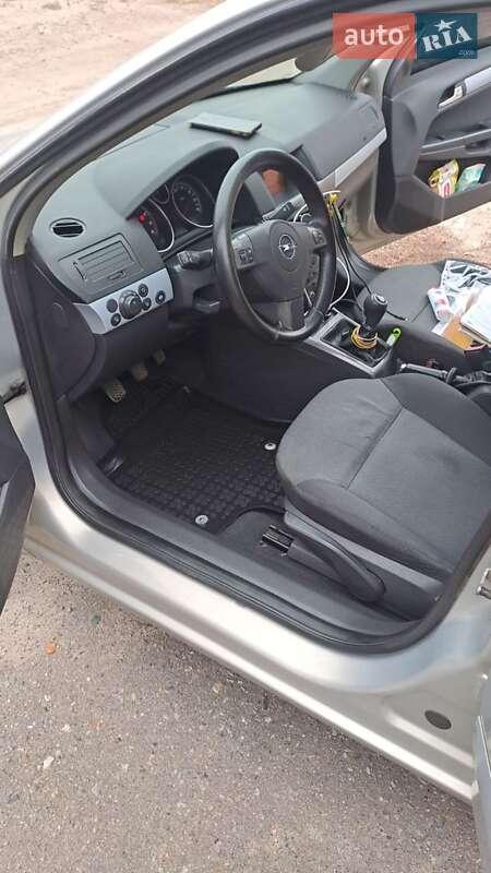 Універсал Opel Astra 2005 в Ізюмі