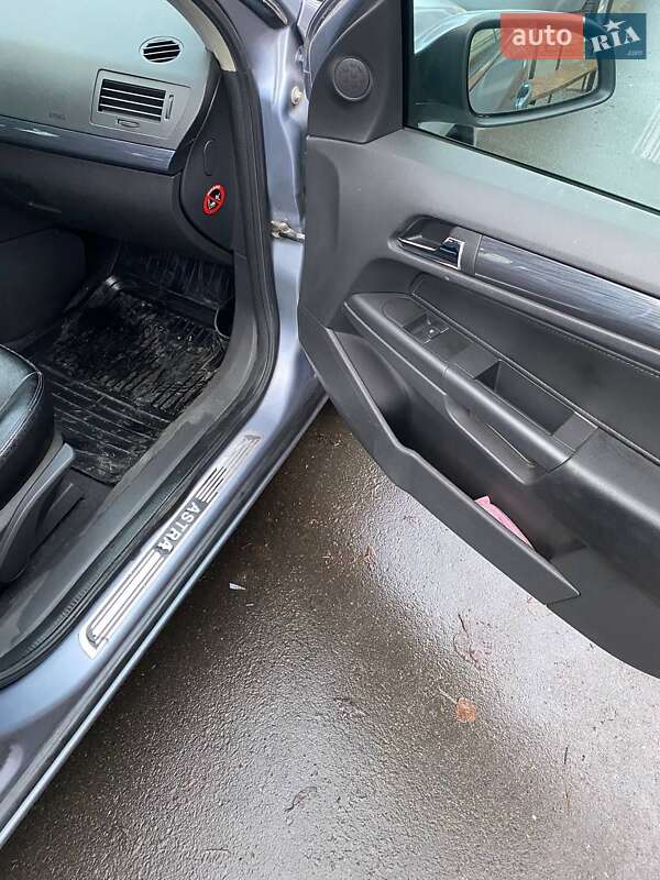 Хэтчбек Opel Astra 2004 в Гайвороне