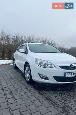 Универсал Opel Astra 2012 в Зборове