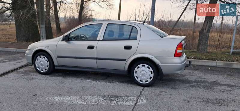Седан Opel Astra 2007 в Ромнах