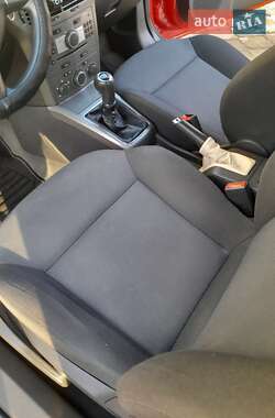 Хетчбек Opel Astra 2006 в 