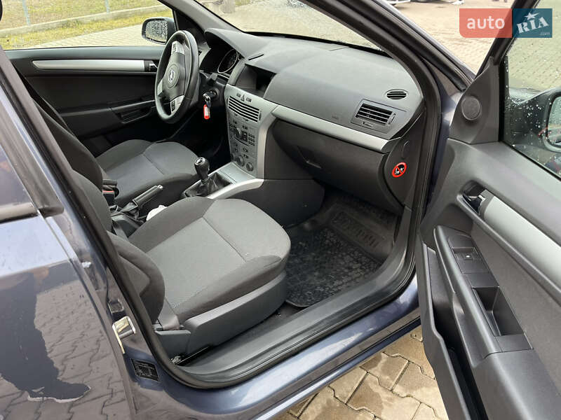 Хэтчбек Opel Astra 2009 в Новоселице