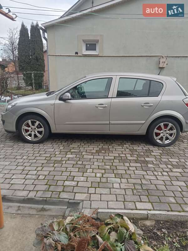 Хэтчбек Opel Astra 2006 в Ровно