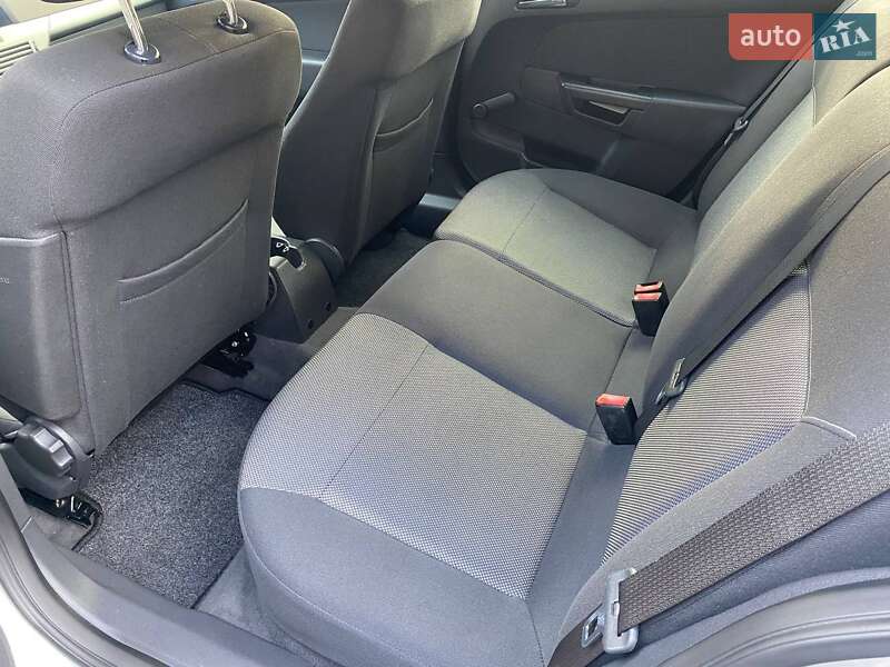 Универсал Opel Astra 2009 в Полтаве
