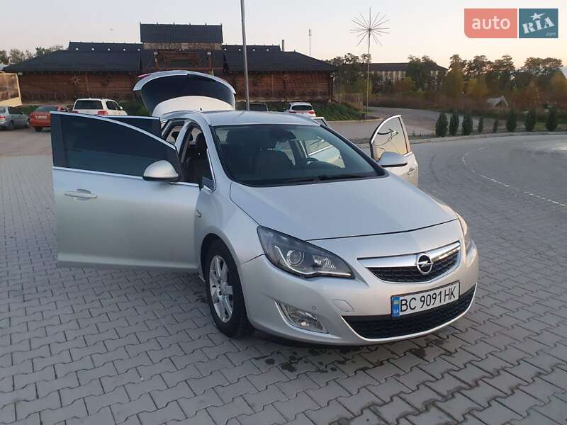 Универсал Opel Astra 2011 в Яворове