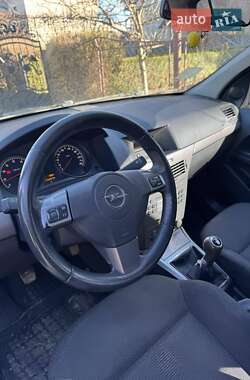 Хэтчбек Opel Astra 2006 в Надворной