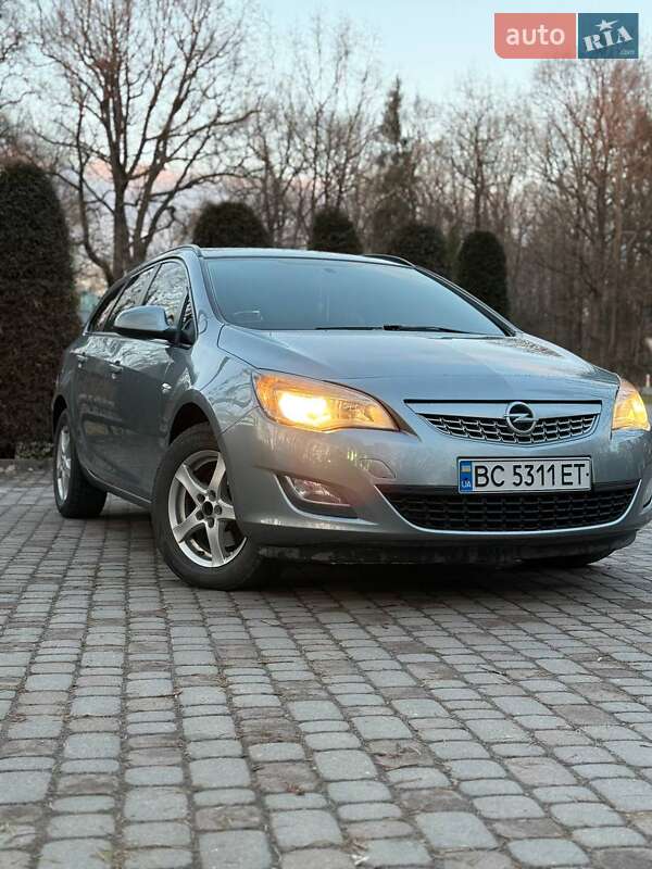 Універсал Opel Astra 2011 в Дрогобичі