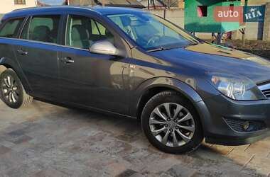 Універсал Opel Astra 2010 в Рівному