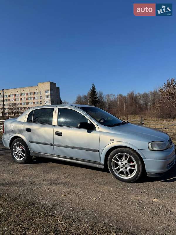 Седан Opel Astra 2004 в Тячеве