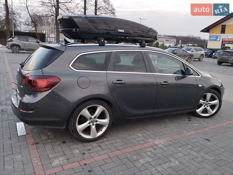 Универсал Opel Astra 2011 в Ровно