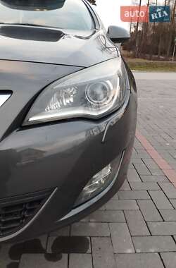 Універсал Opel Astra 2011 в Рівному