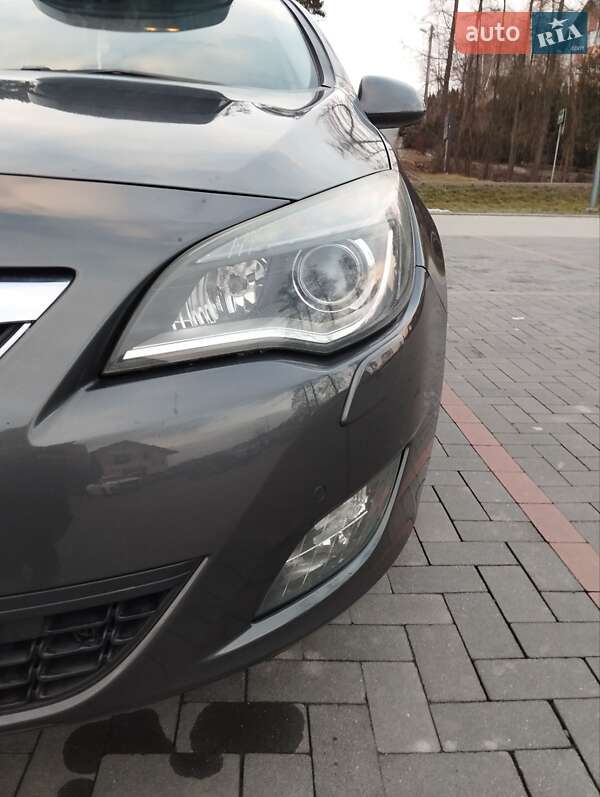 Универсал Opel Astra 2011 в Ровно
