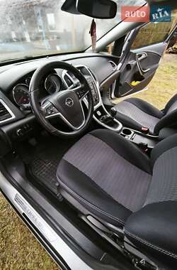 Хэтчбек Opel Astra 2011 в 