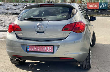 Хэтчбек Opel Astra 2011 в Новояворовске