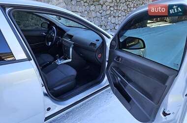 Хэтчбек Opel Astra 2012 в 
