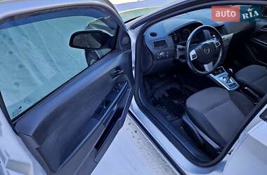 Хэтчбек Opel Astra 2012 в 
