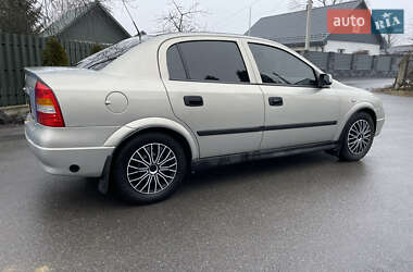 Седан Opel Astra 2008 в Староконстантинове