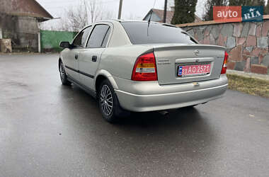 Седан Opel Astra 2008 в Староконстантинове