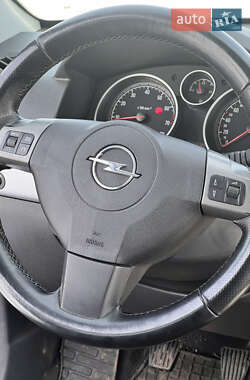 Универсал Opel Astra 2006 в Чутове