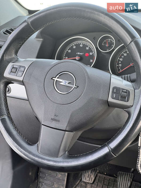 Универсал Opel Astra 2006 в Чутове