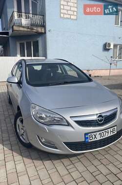 Универсал Opel Astra 2012 в Теофиполе