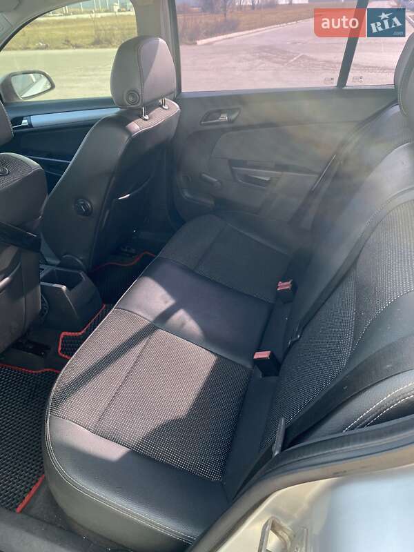Хэтчбек Opel Astra 2004 в Коростене
