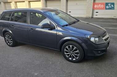 Універсал Opel Astra 2010 в Рівному