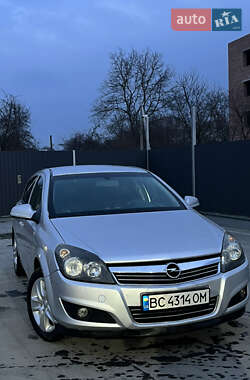 Хэтчбек Opel Astra 2013 в Самборе