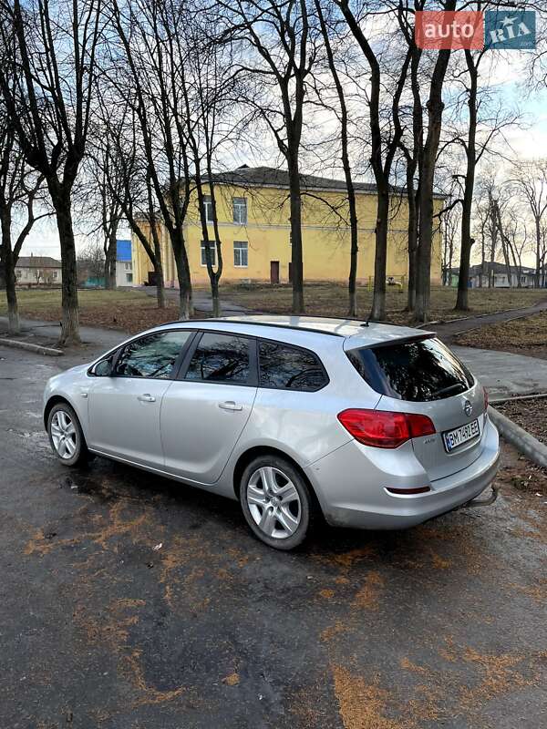 Универсал Opel Astra 2011 в Глухове