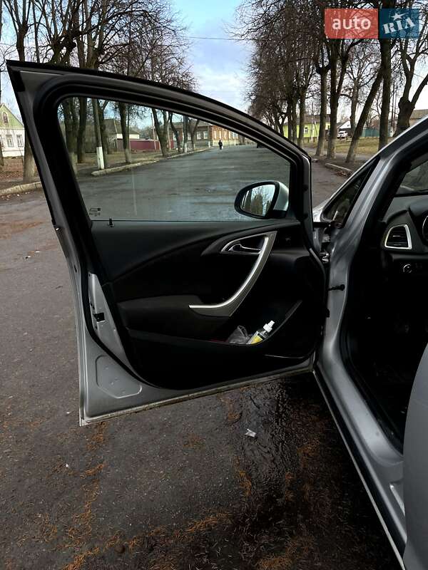 Универсал Opel Astra 2011 в Глухове