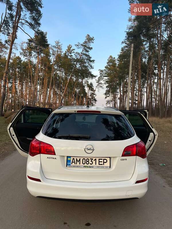 Універсал Opel Astra 2011 в Житомирі