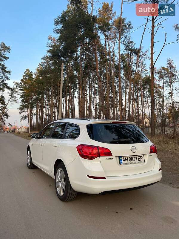 Універсал Opel Astra 2011 в Житомирі
