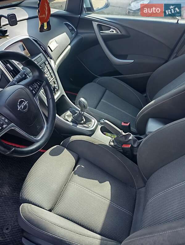 Универсал Opel Astra 2014 в Старой Выжевке