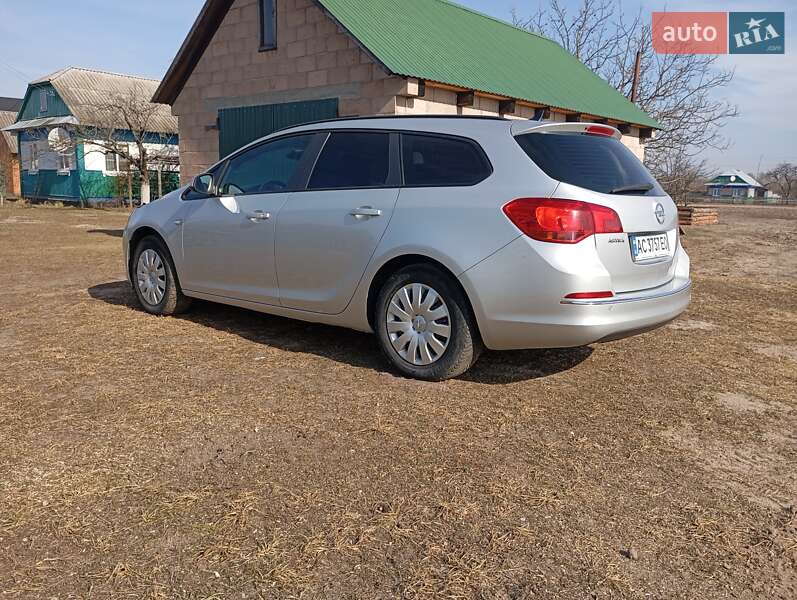 Универсал Opel Astra 2014 в Старой Выжевке