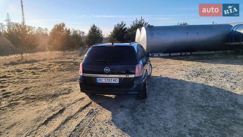 Универсал Opel Astra 2006 в Новояворовске