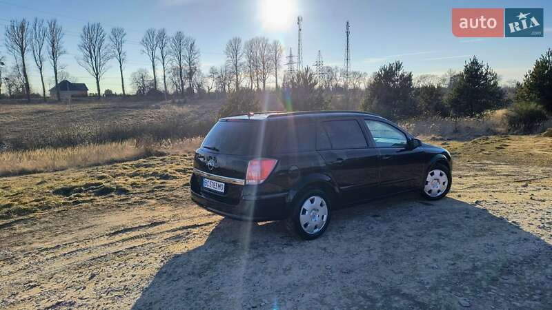 Универсал Opel Astra 2006 в Новояворовске